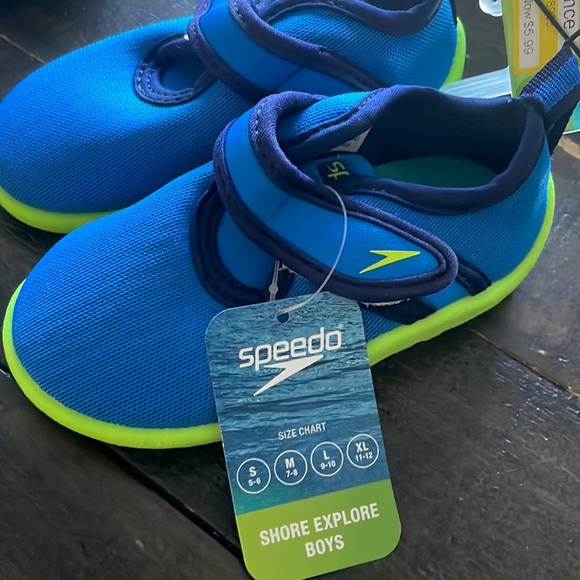 Speedo blue water shoes NEW small 5/6